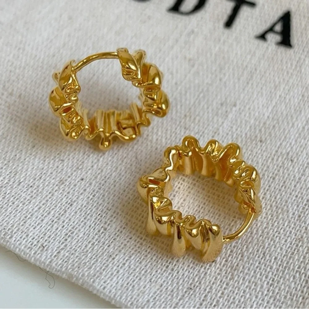 Gold crinkle huggie hoop earrings ✨ - Picture 4 of 6